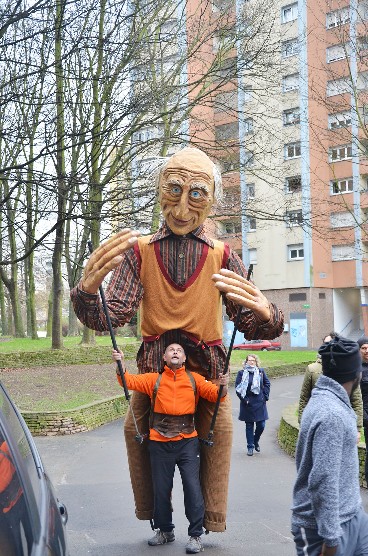 Les ados du Point Jeunes ont construit une marionnette géante