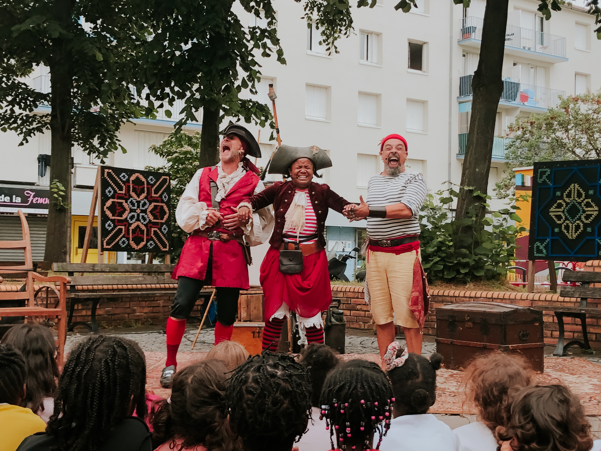 Retour en images : pirates sur la place Le Morillon